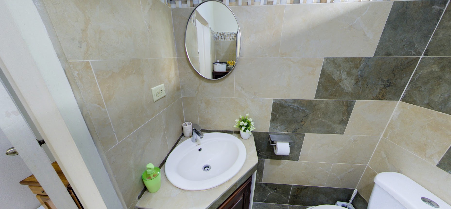 Round-mirror vanity in marble tile